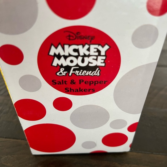 NWT-Disney Mickey and Minnie Kissing Salt and Pepper Shakers - Picture 10 of 11